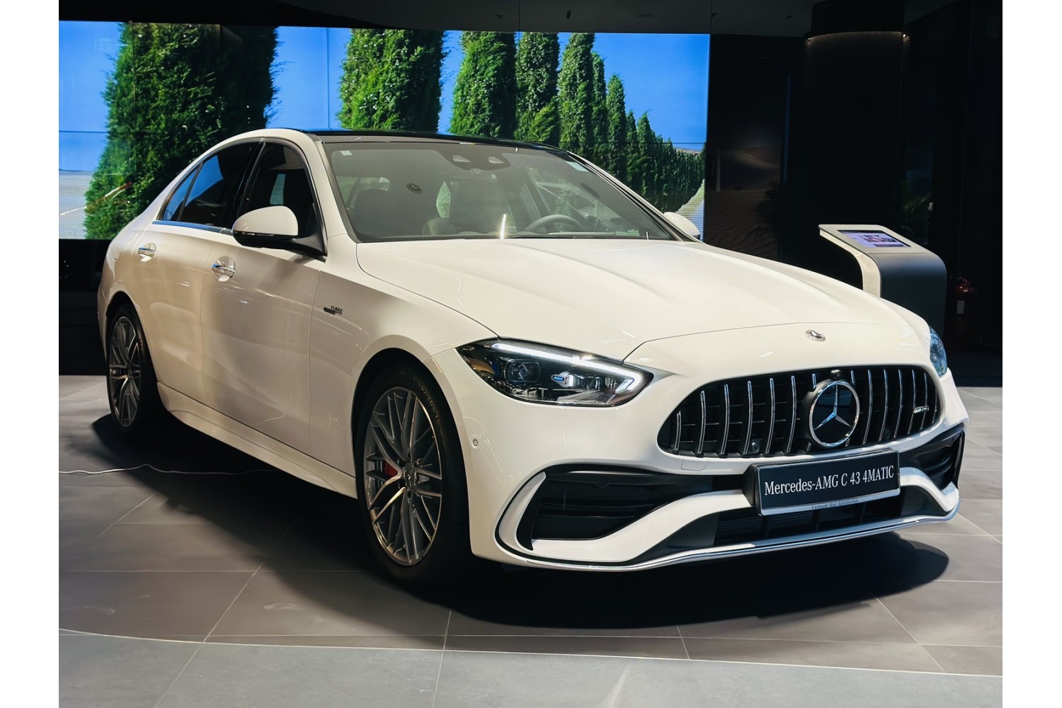 Mercedes C 43 2023: Sedan thể thao với động cơ turbo 2.0L mạnh mẽ